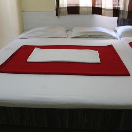 Sai Bhagwan Budget Hotel Shirdi Bagian luar foto