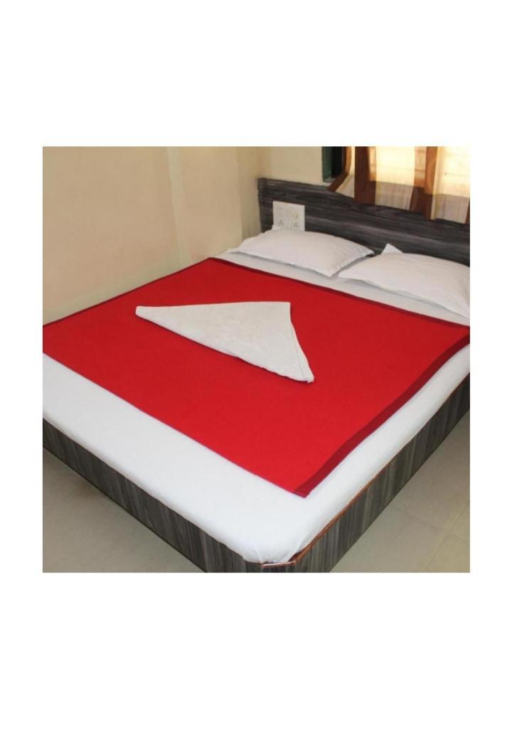 Sai Bhagwan Budget Hotel Shirdi Bagian luar foto